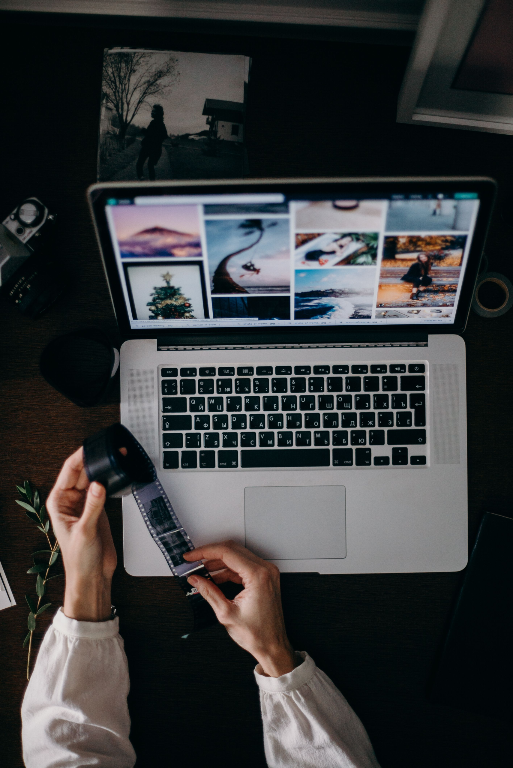 The jAlbum desktop application creates photo album websites from your images.