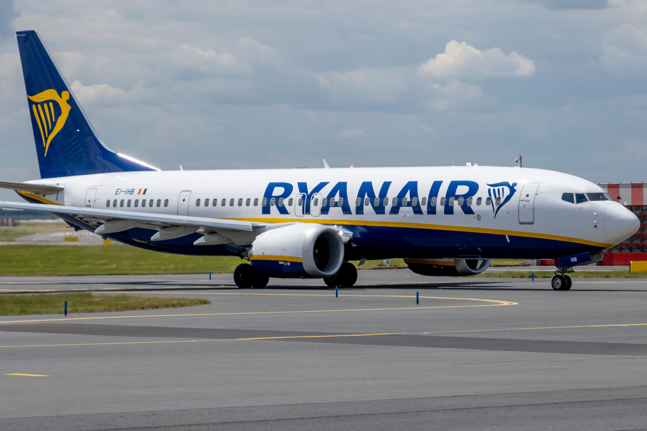 ryanair airplane on runway